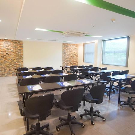 Go Hotels Bacolod Buitenkant foto