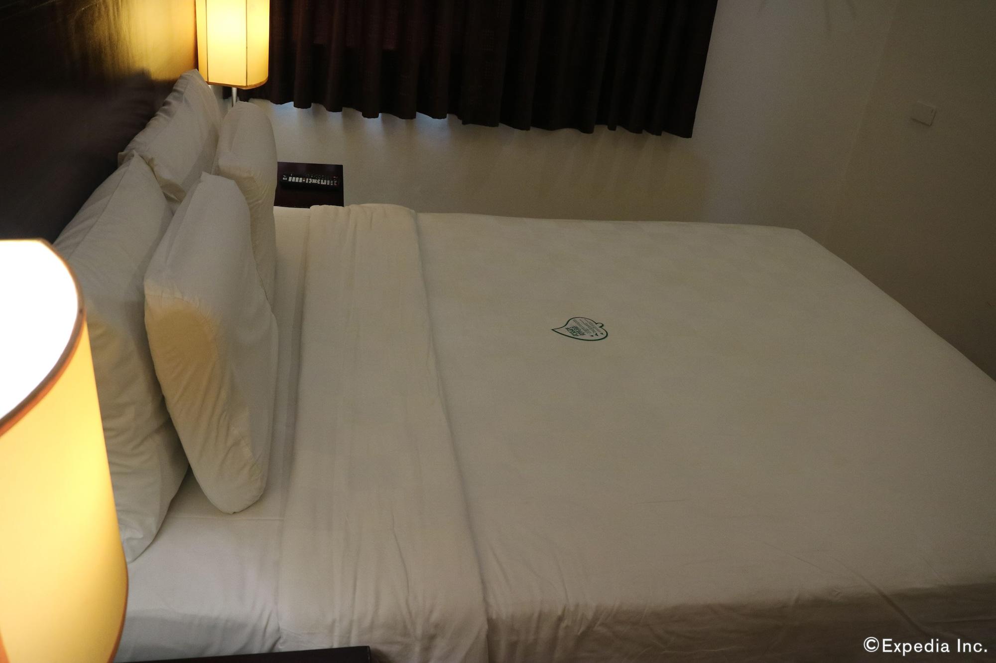 Go Hotels Bacolod Buitenkant foto