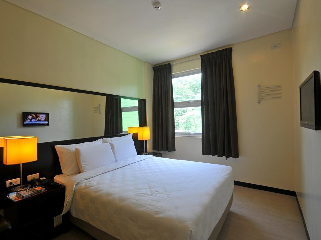 Go Hotels Bacolod Buitenkant foto
