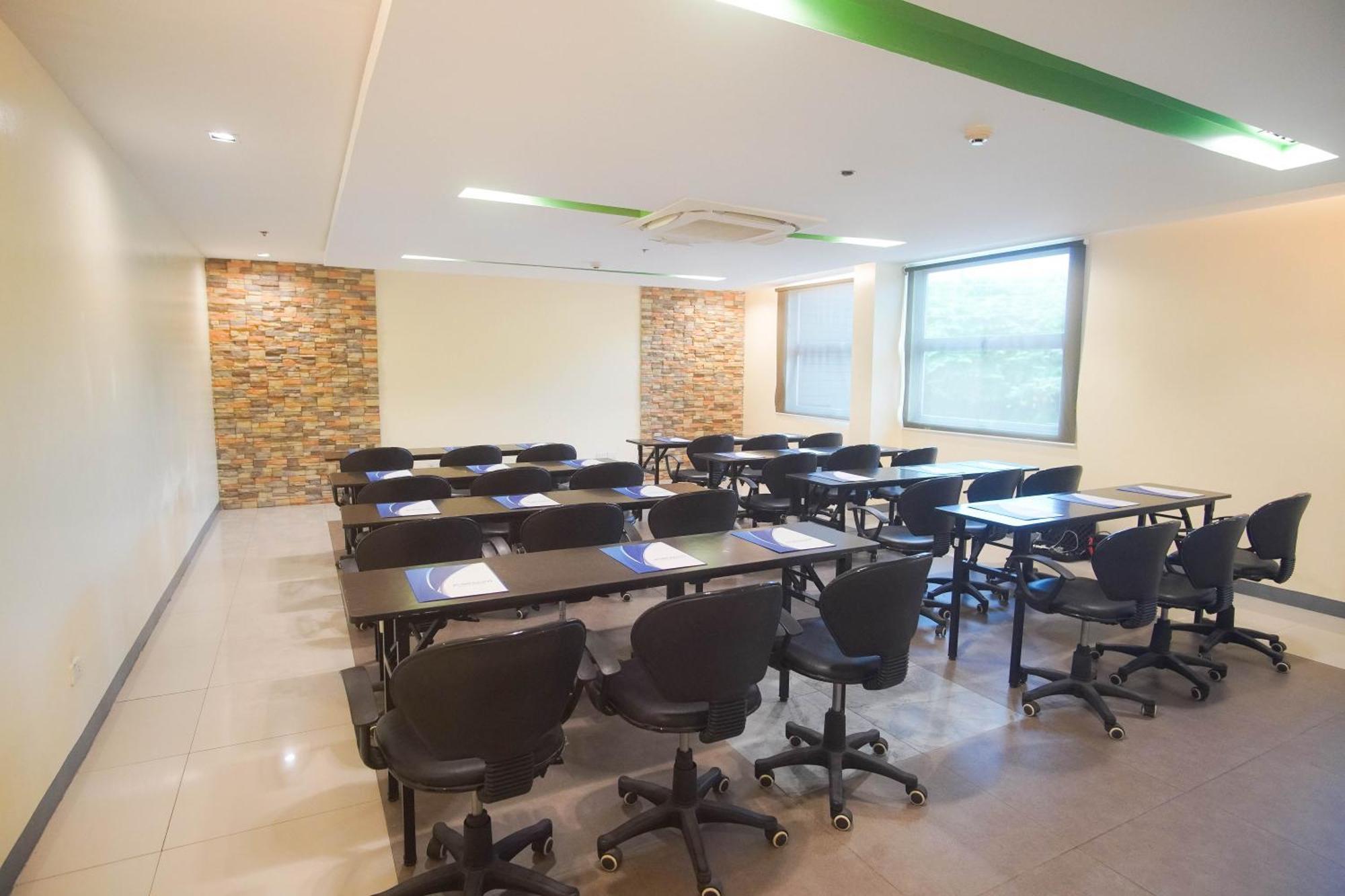 Go Hotels Bacolod Buitenkant foto