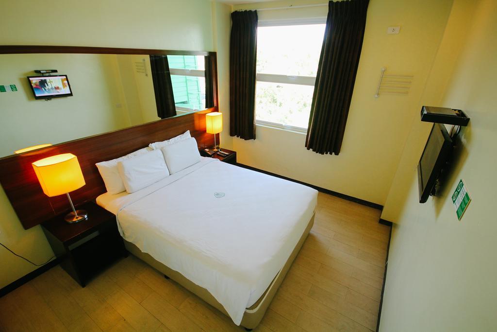 Go Hotels Bacolod Buitenkant foto