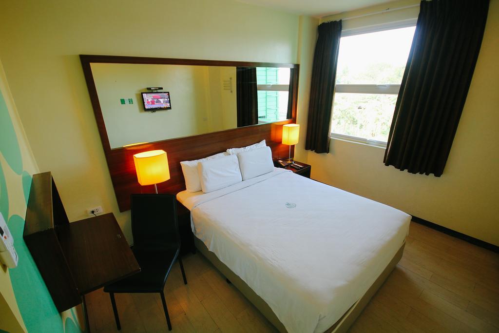 Go Hotels Bacolod Buitenkant foto