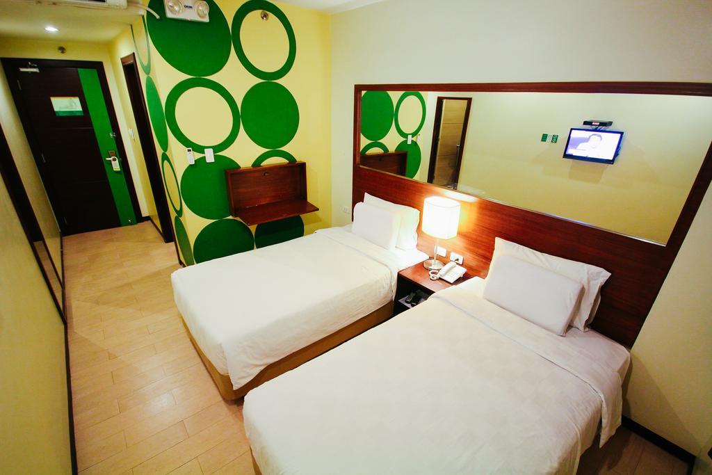 Go Hotels Bacolod Buitenkant foto