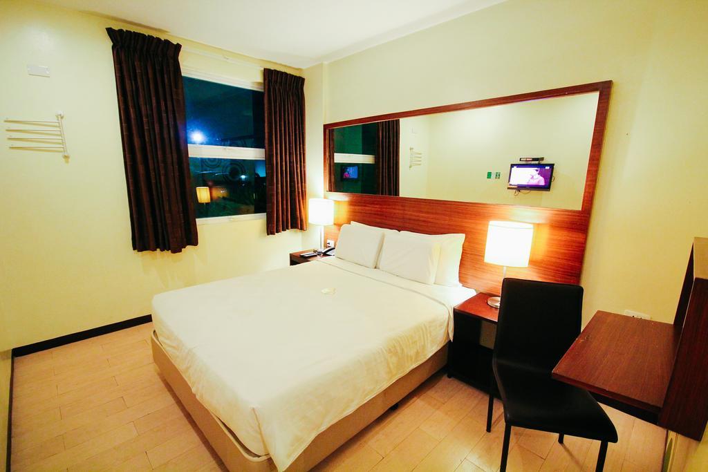 Go Hotels Bacolod Buitenkant foto