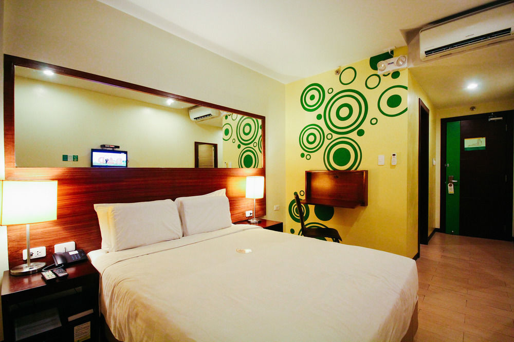 Go Hotels Bacolod Buitenkant foto