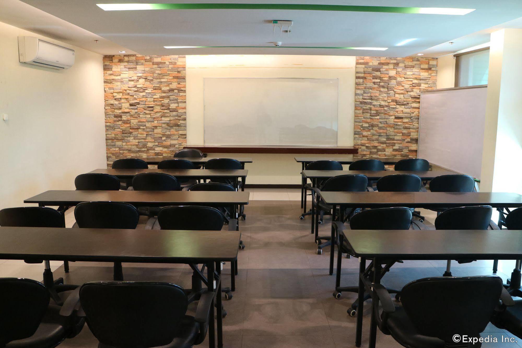 Go Hotels Bacolod Buitenkant foto
