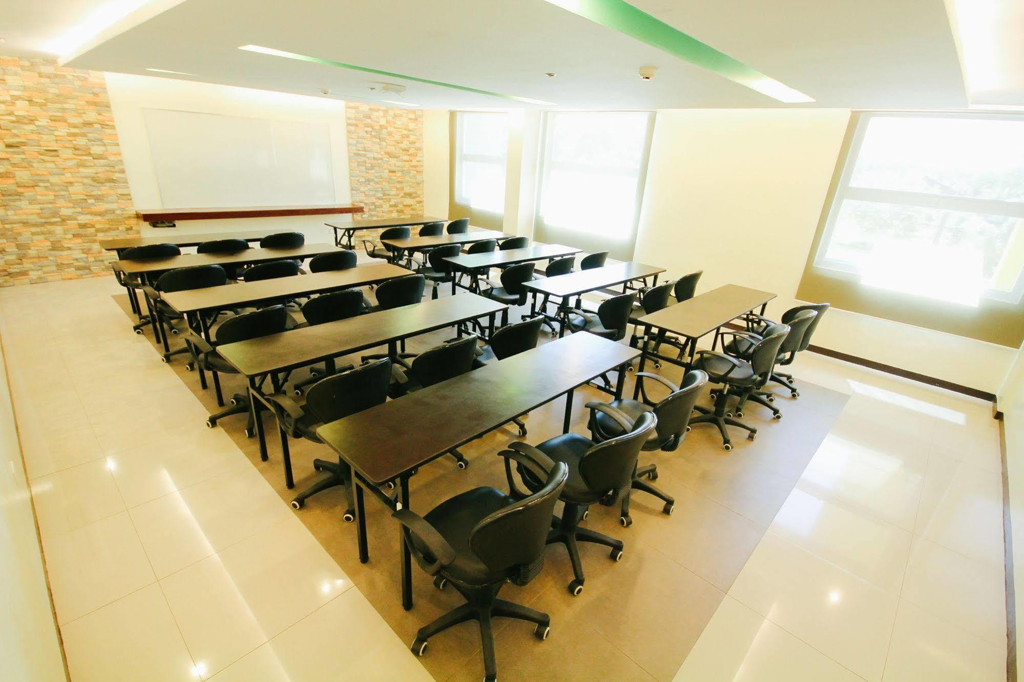 Go Hotels Bacolod Buitenkant foto