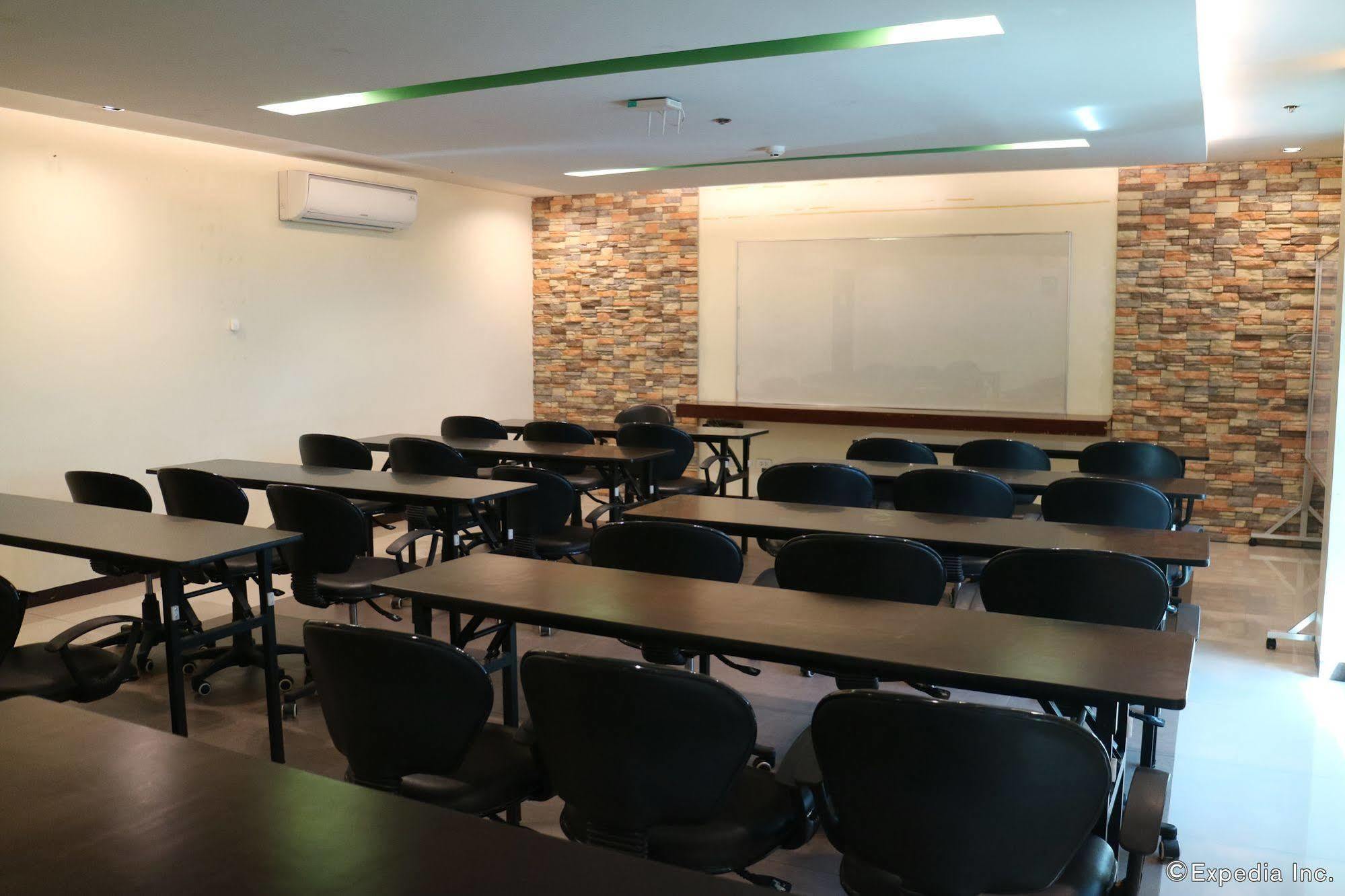 Go Hotels Bacolod Buitenkant foto